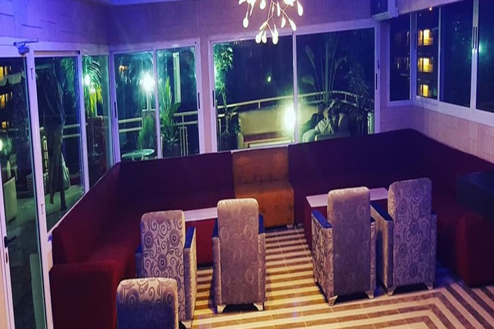 Lounge 27 of 39