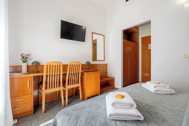 Room 5 of 42