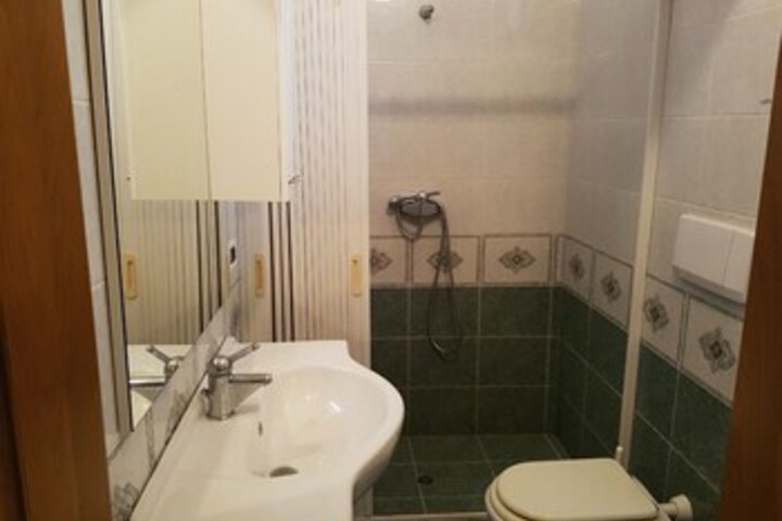 Room 10 of 92