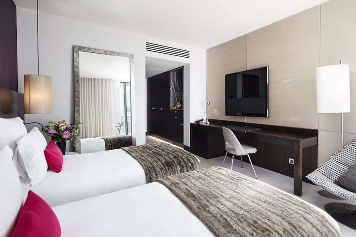 Room 12 of 77
