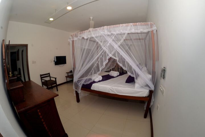 Room 9 of 10
