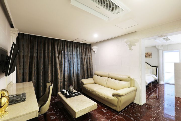 Room 9 of 49
