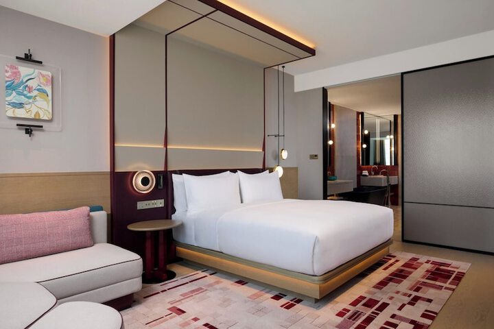 Room 33 of 65
