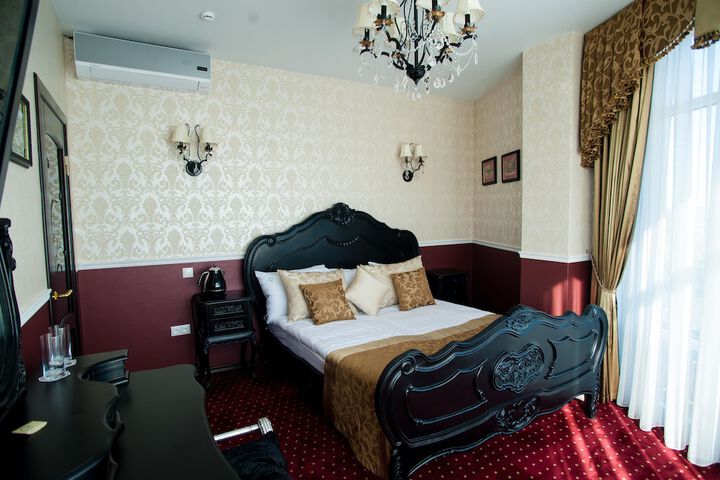 Room 12 of 120