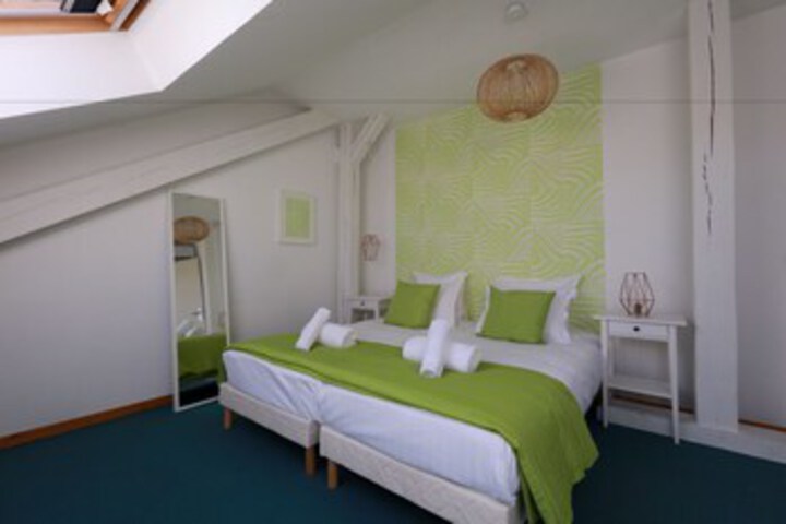 Room 10 of 25