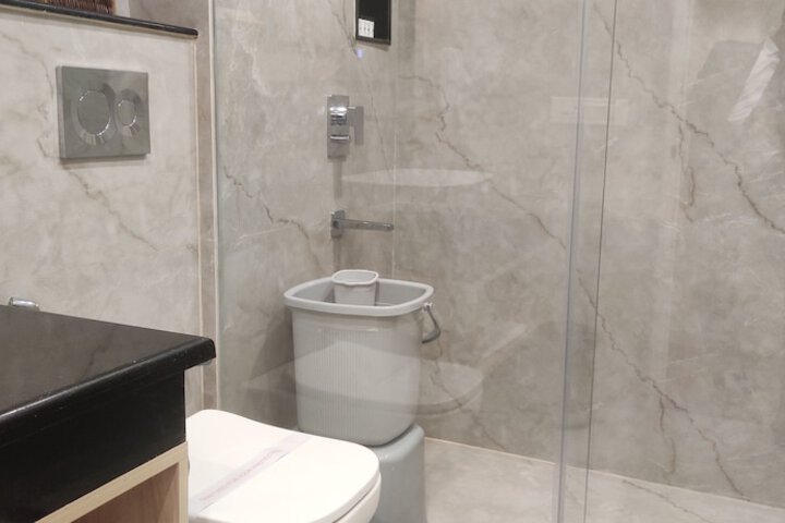 Room 10 of 16