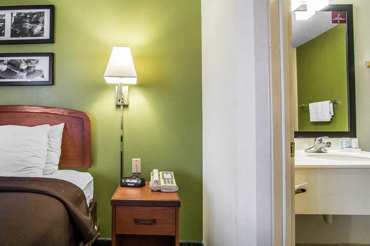 1 Double Bed Accessible (7 of 12)