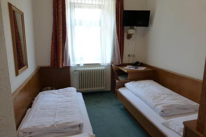 Room 6 of 28