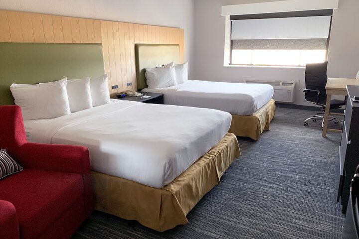2 Queen Beds (2 of 10)