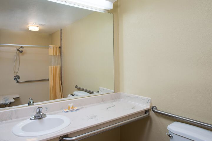 1 Queen Bed (12 of 12)