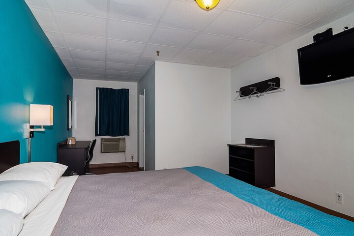 1 Queen Bed (13 of 16)