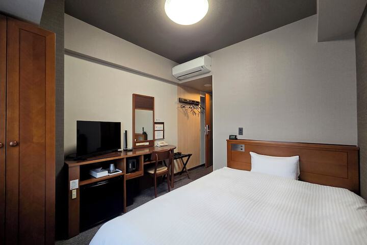Room 13 of 28