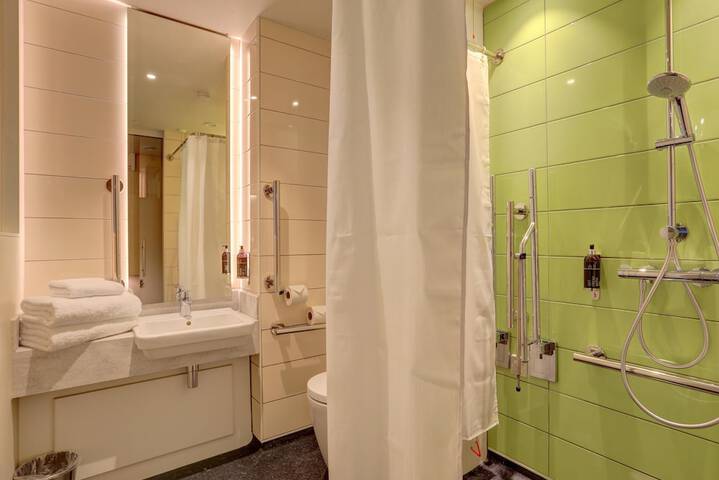 Room 10 of 18