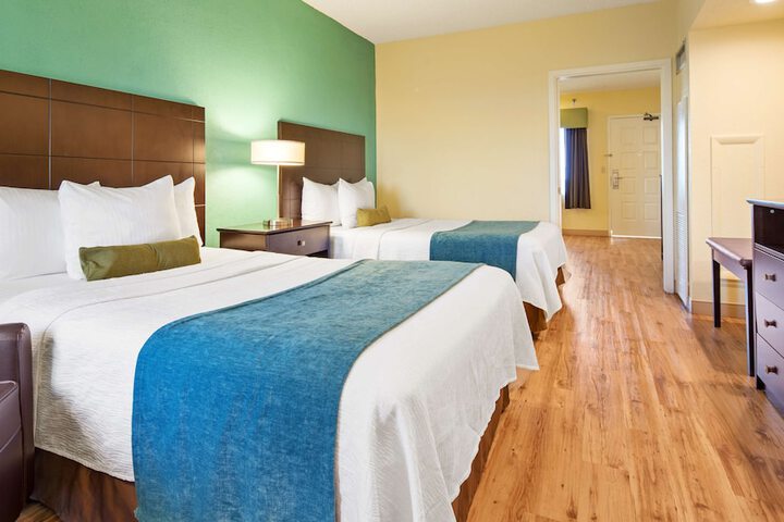 Suite 1 King Bed Mobility Accessible Roll in Shower Sofa Bed Full Breakfast (7 of 23)