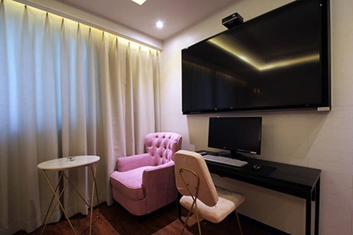 Room 6 of 24