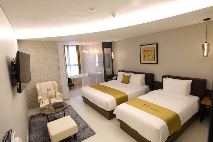 Room 33 of 84