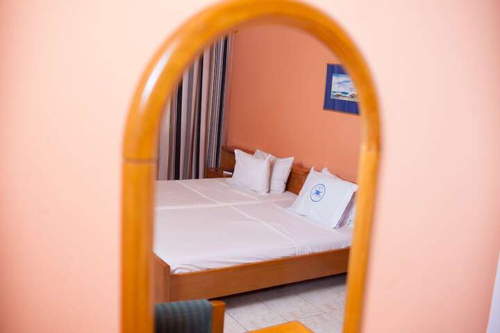 Room 10 of 32