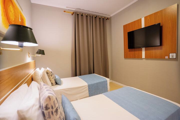 Room 40 of 175