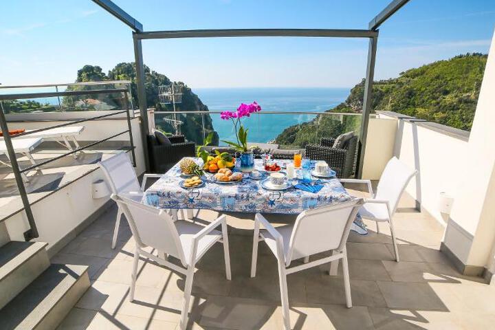Admiring Amalfi