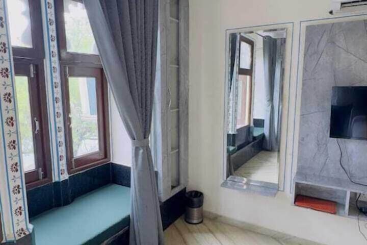 Room 2 of 17
