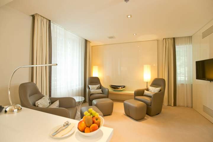 Room 9 of 33