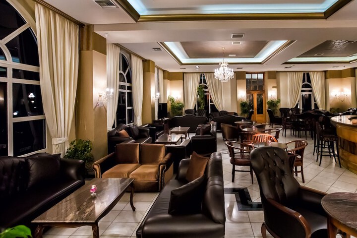 Lounge 39 of 48