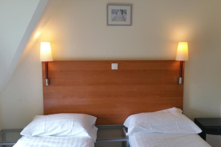 Room 9 of 50