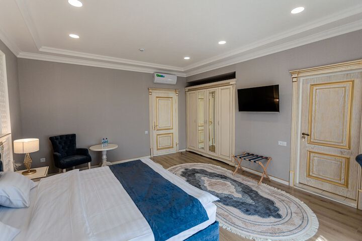Room 10 of 93