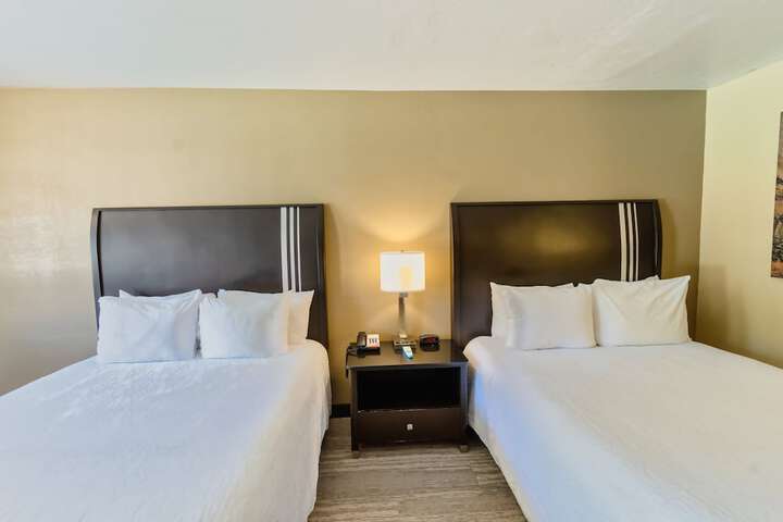 Standard Quadruple Room 2 Queen Beds (4 of 27)