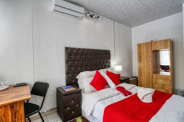 Room 10 of 12