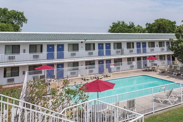 Hotel Pool