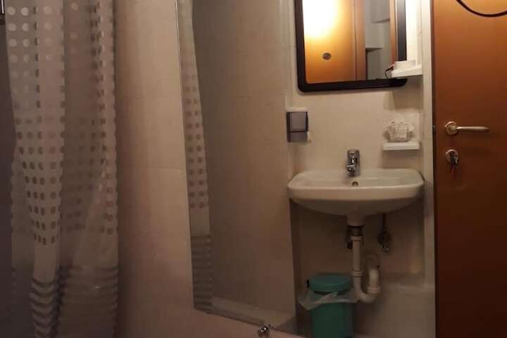Room 27 of 32