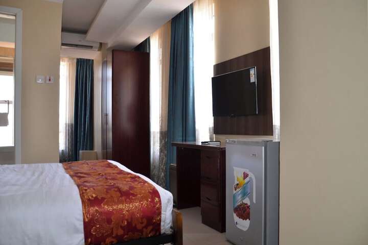 Room 6 of 37