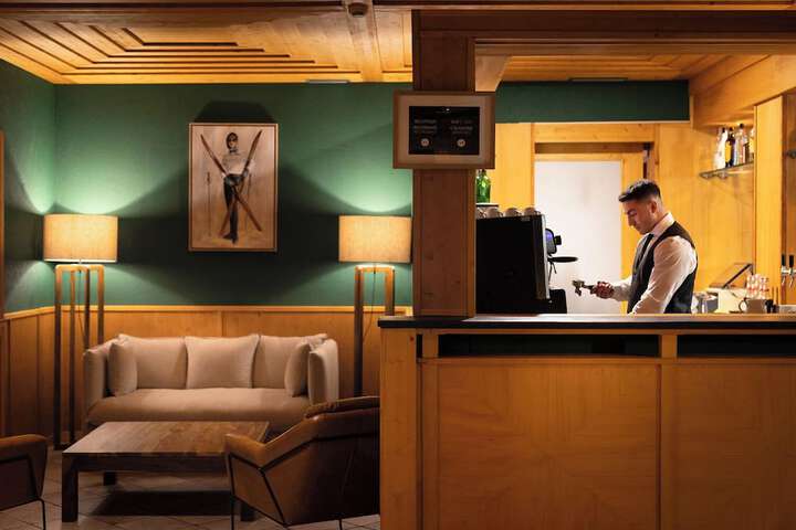Lounge 63 of 76