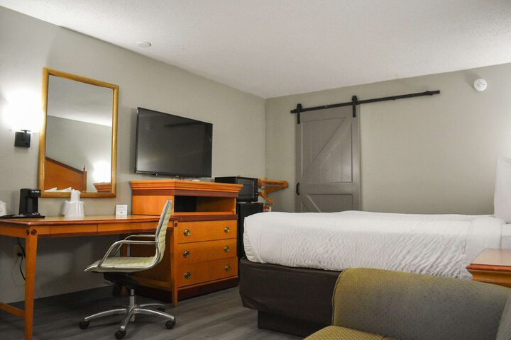 1 King Bed (4 of 15)