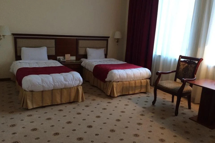 Room 4 of 8