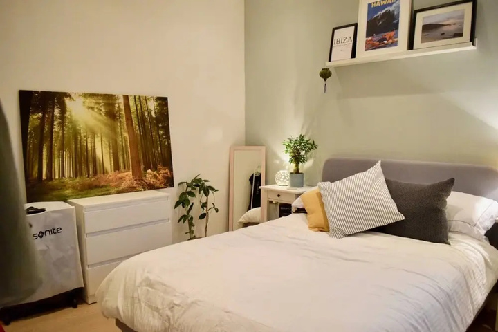Room 4 of 12