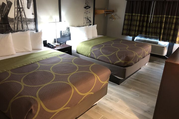 1 Queen Bed (5 of 13)