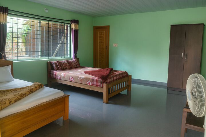 Room 4 of 8