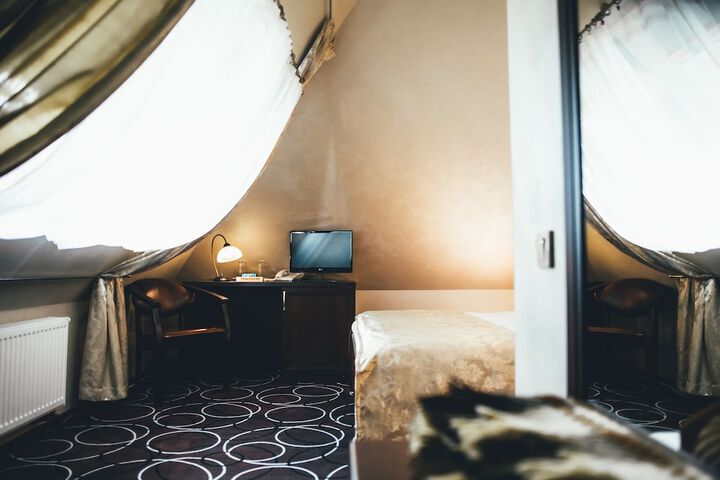 Room 6 of 63