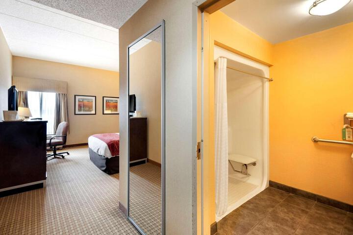 1 Queen Bed (4 of 6)