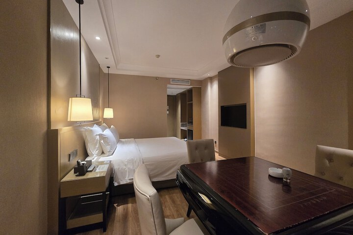 Room 30 of 100