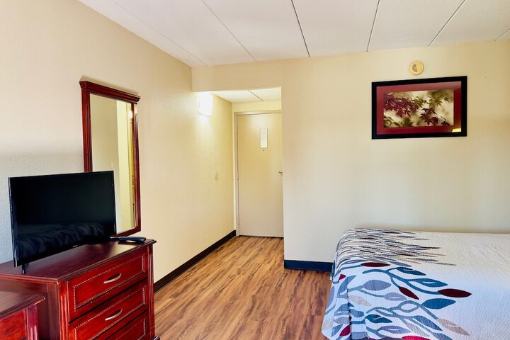 Deluxe King Bed Accessible (7 of 10)