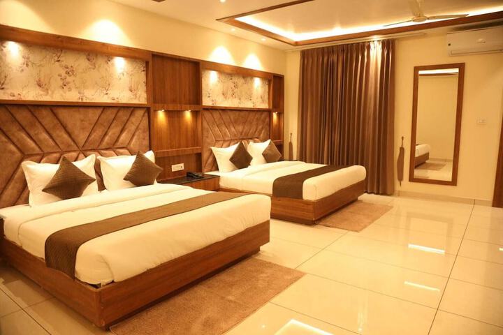 Room 6 of 17