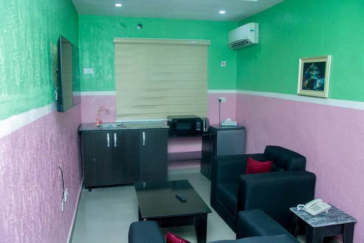 Room 6 of 8