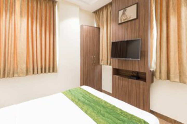 Room 11 of 26