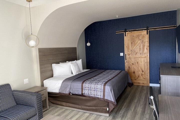 Room 6 of 10