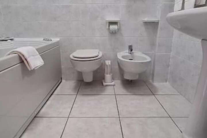 Room 5 of 11