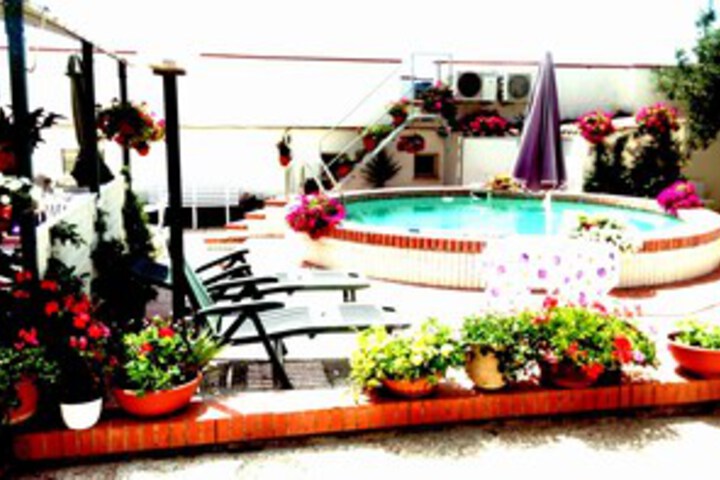 Pool 10 of 15