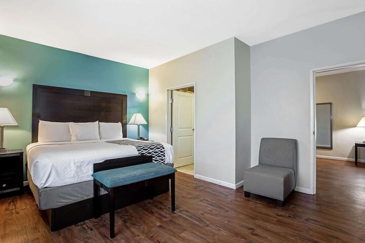1 King Bed (3 of 11)